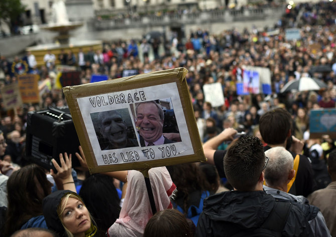 „Reuters“/„Scanpix“ nuotr./Protestas Londone