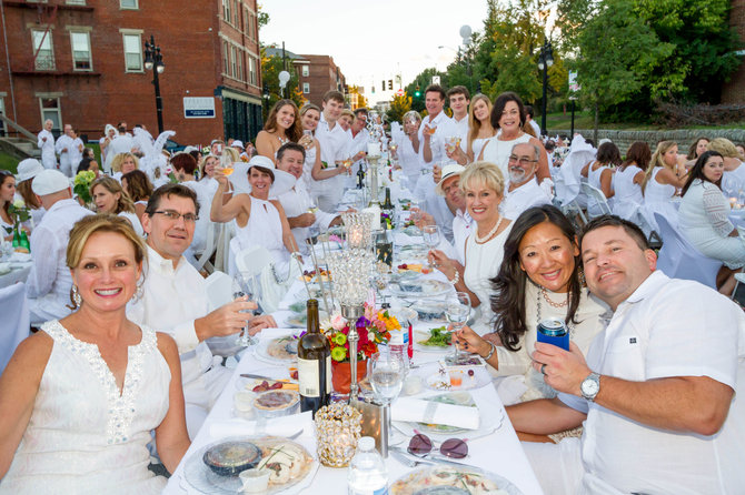 Organizatorių nuotr./Diner en Blanc 2015 Cincinnati photo Amy Spasoff IMG_0097