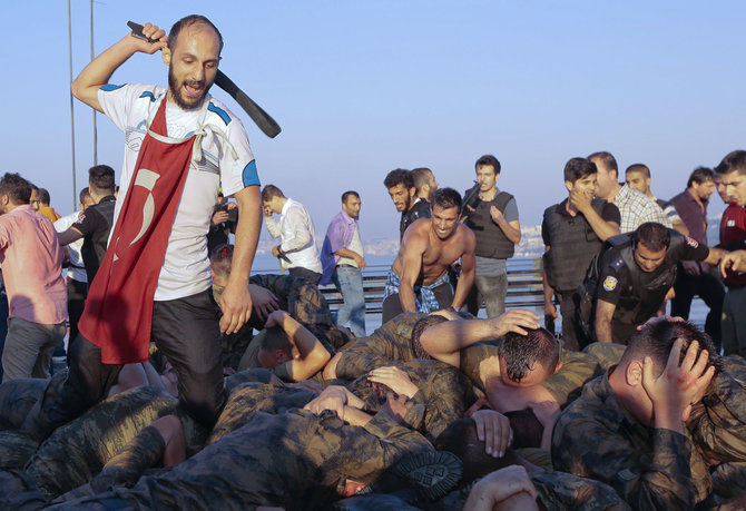 „Reuters“/„Scanpix“ nuotr./Turkijos kariai po nepavykusio perversmo
