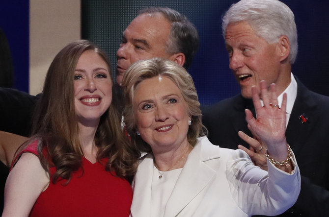 „Reuters“/„Scanpix“ nuotr./Chelsea, Hillary ir Billas Clintonai