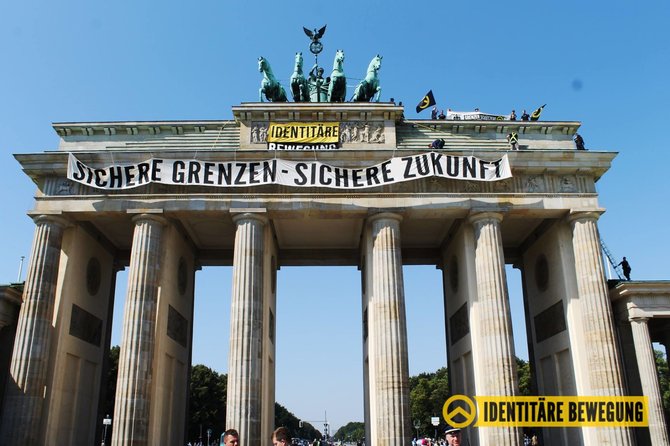 Tapatybės judėjimo nuotr./Berlyne antiislamiški protestuotojai užsilipo ant Brandenburgo vartų