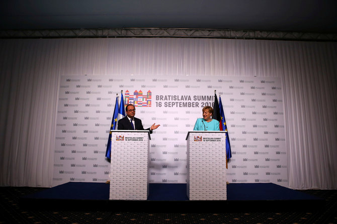 „Reuters“/„Scanpix“ nuotr./Francois Hollande'as ir Angela Merkel