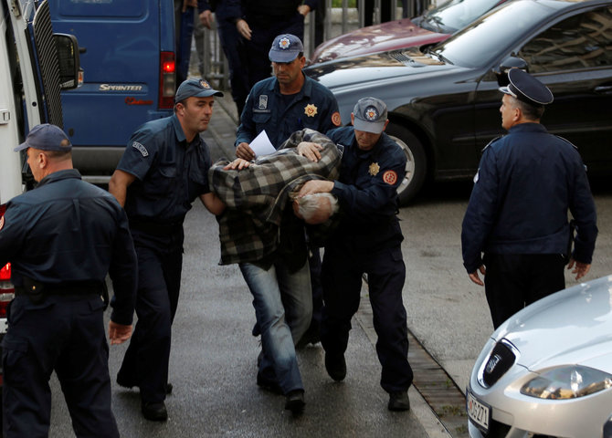 „Reuters“/„Scanpix“ nuotr./Sulaikytieji Juodkalnijoje