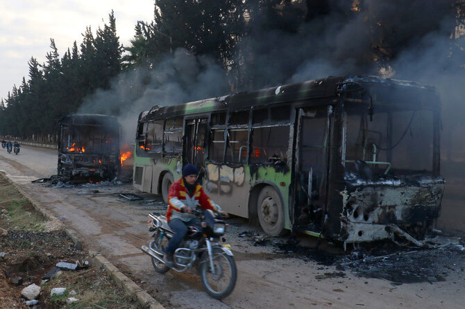 „Reuters“/„Scanpix“ nuotr./Sirijoje padegti autobusai, skirti civilių evakuacijai