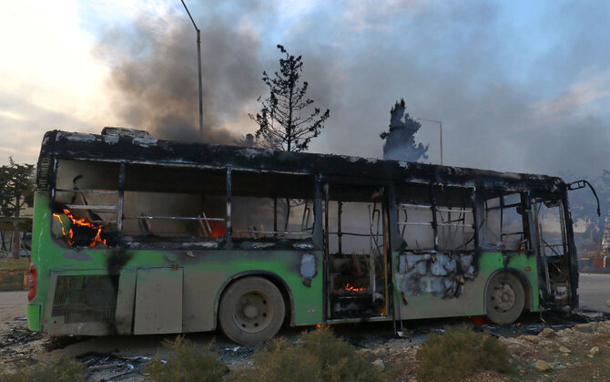 „Reuters“/„Scanpix“ nuotr./Sirijoje padegti autobusai, skirti civilių evakuacijai