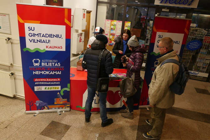 Kauno sav. nuotr./Vilniečiai plūsta į Vilniaus autobusų stotį nemokamų bilietų į Kauną