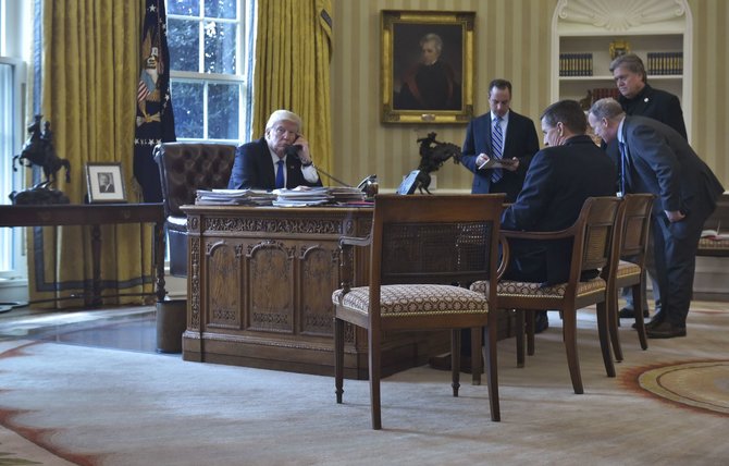 AFP/„Scanpix“ nuotr./Donaldas Trumpas kalbasi su Vladimiru Putinu