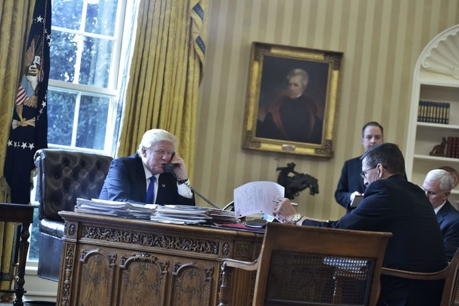 AFP/„Scanpix“ nuotr./Donaldas Trumpas kalbasi su Vladimiru Putinu