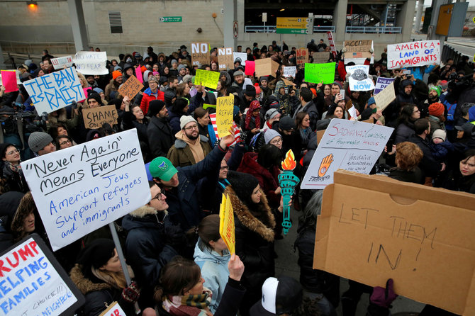 „Reuters“/„Scanpix“ nuotr./Protestas prie oro uosto Niujorke