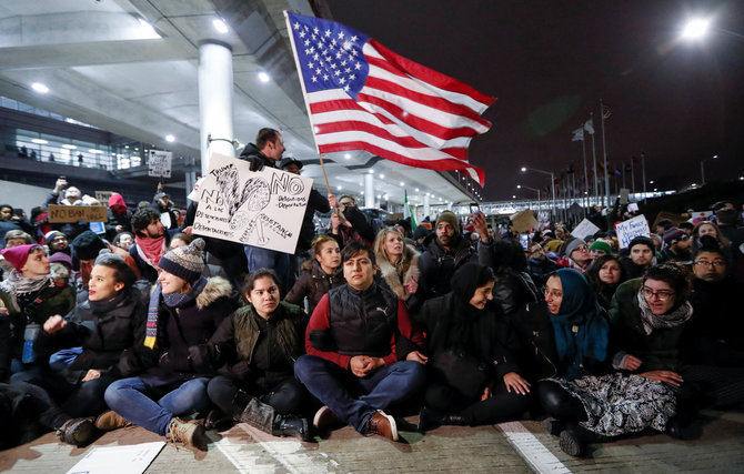 „Reuters“/„Scanpix“ nuotr./Protestas JAV oro uoste