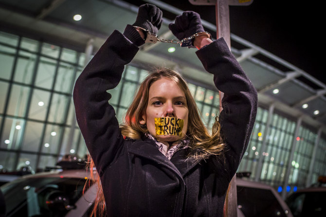 „Scanpix“/„Sipa USA“ nuotr./Protestas JAV oro uoste