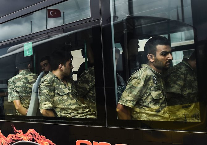 AFP/„Scanpix“ nuotr./Suimti Turkijos kariai