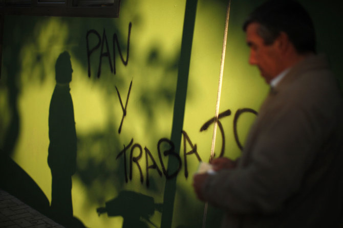 „Reuters“/„Scanpix“ nuotr./Grafitis Ispanijoje „Duonos ir darbo“