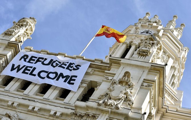 „Reuters“/„Scanpix“ nuotr./Plakatas ant Madrido rotušės