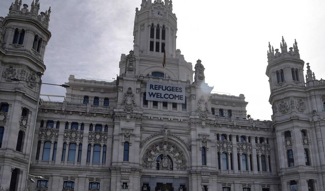 „Reuters“/„Scanpix“ nuotr./Plakatas ant Madrido rotušės