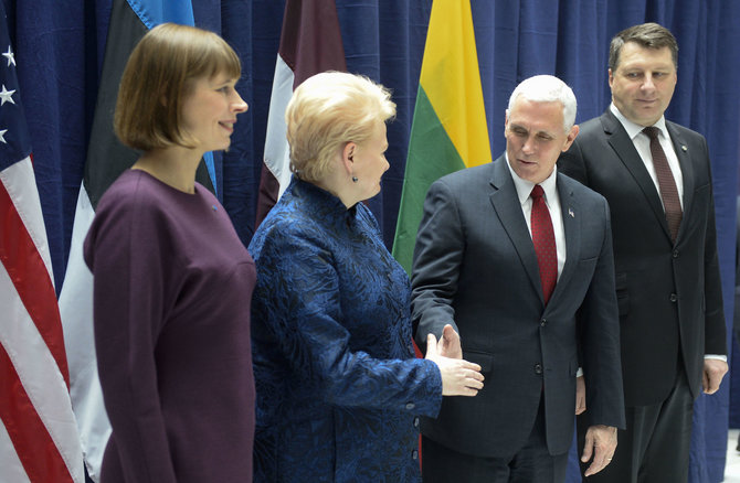 AFP/„Scanpix“ nuotr./Baltijos šalių prezidentai susitikime su JAV viceprezidentu Mike'u Pence'u