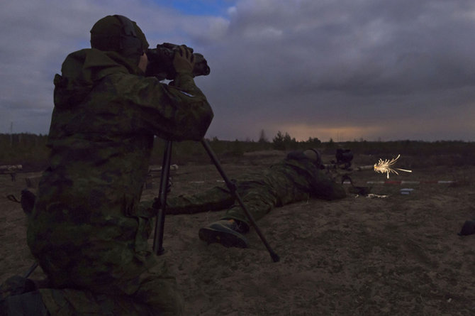 Kanados kariuomenės nuotr./Kanados kariuomenės snaiperis ir stebėtojas