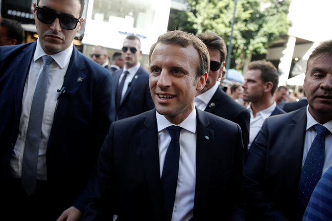 „Reuters“/„Scanpix“ nuotr./Emmanuelis Macronas su žmona Brigitte Atėnuose
