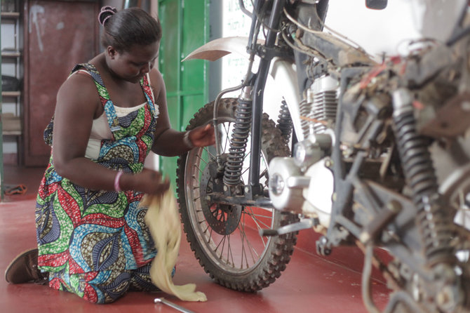 „Pikilily“ nuotr./„Pikilily“ – organizacija, mokanti vietines tanzanietes važiuoti motociklais