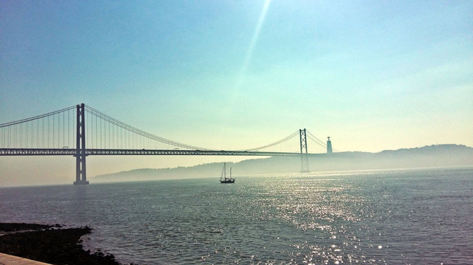 Brigitos Adomavičiūtės nuotr./Balandžio 25-osios tiltas per Težo upę Lisabonoje
