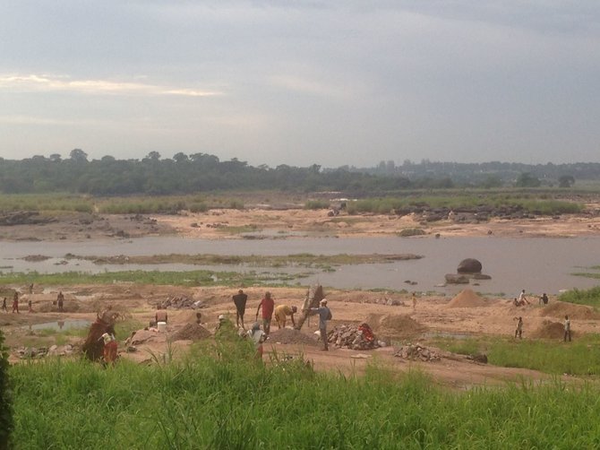 Tomo Mikalausko nuotr./Iš Kongo upės žmonės renka akmenis, kurie panaudojami namų statybai