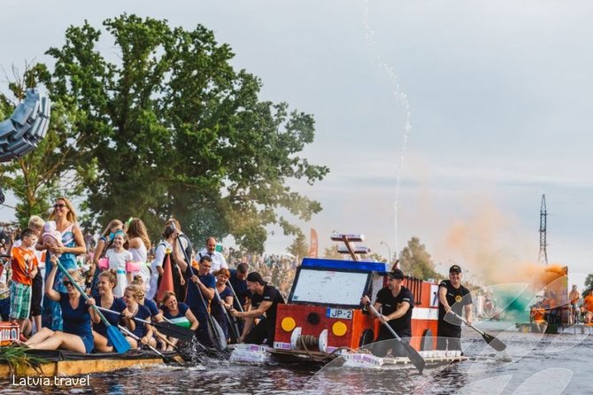 „Latvia travel“ nuotr./Latvijos pieno, duonos ir medaus šventė ir valčių iš pieno pakelių regata