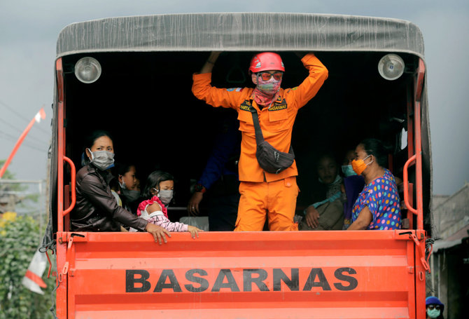 „Reuters“/„Scanpix“ nuotr./Balyje suaktyvėjo Agungo ugnikalnis