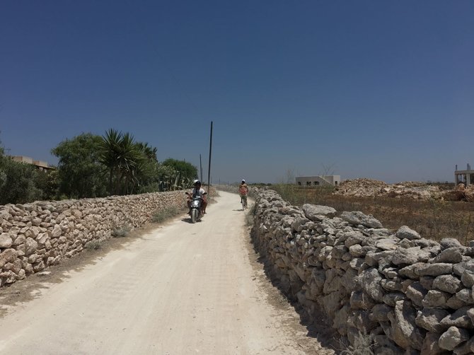 Gabijos Karlonaitės nuotr./Saloje važinėjama dviračiais arba motoroleriais