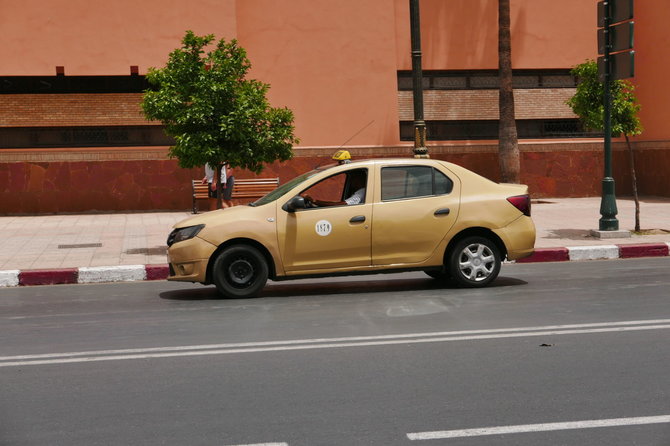 Rasos Barčaitės, „Blondinė Maroke“ nuotr./Naujieji Marakešo taksi automobiliai. Senuosius, matomus viršutinėje nuotraukoje, jau retai bepamatysi Marakešo gatvėse