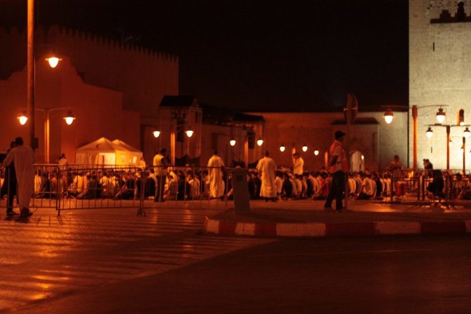 Rasos Barčaitės, „Blondinė Maroke“ nuotr. /Naktinė masinė malda Marakeše prie pagrindinės Koutoubia mečetės