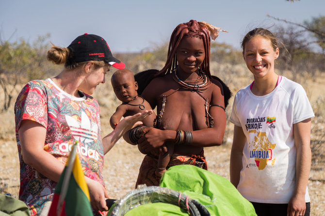 „Špikio“ nuotr./Pakeliui sutikta Himba genties moteris su vaiku