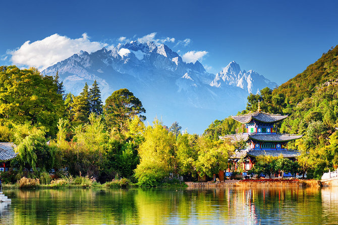 Shutterstock.com nuotr./Yulong kalno panorama