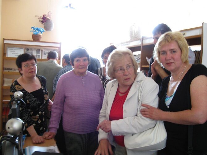 V. Bičiūnaitės ir Martynonių kaimo bibliotekos archyvo nuotr./Antra kairėje – dvaro paveldėtoja Danutė Remeikienė. 2010 m.