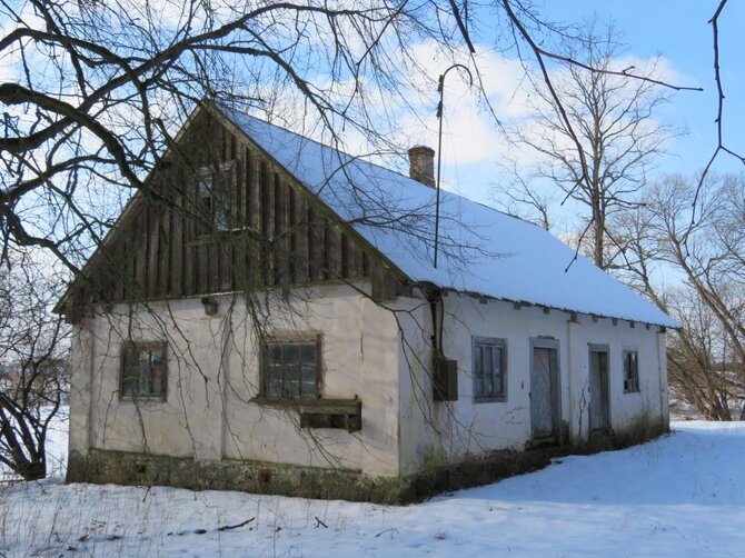 V. Bičiūnaitės ir Martynonių kaimo bibliotekos archyvo nuotr./Vienas iš ūkinių dvaro pastatų
