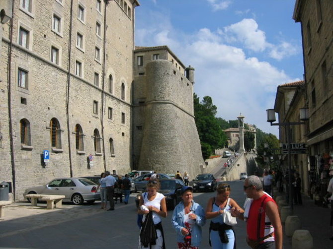 Vaido Mikaičio nuotr./Turistai išėję iš San Marino miesto dalinasi įspūdžiais