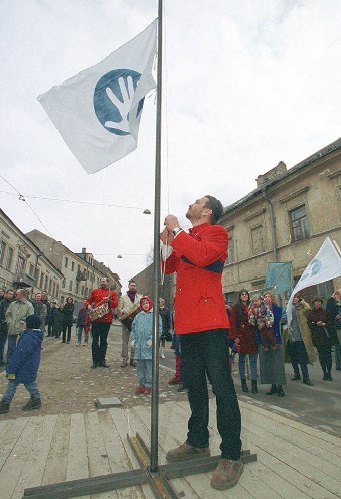 Užupio bendruomenės nuotr./Romas Lileikis kelia vėliavą