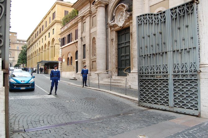 V.Mikaičio nuotr./Šveicarų gvardiečiai saugo Vatikano vartus