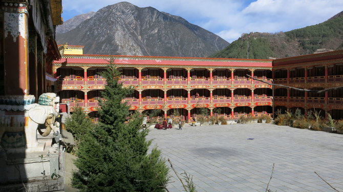 Raimondo Dikčiaus nuotr./Vienuolynas kalnų fone – įprasta Tibeto peizažo dalis