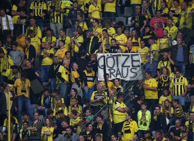 „Reuters“/„Scanpix“ nuotr./„Borussia“ sirgaliai su plakatu „Gotze raus“.