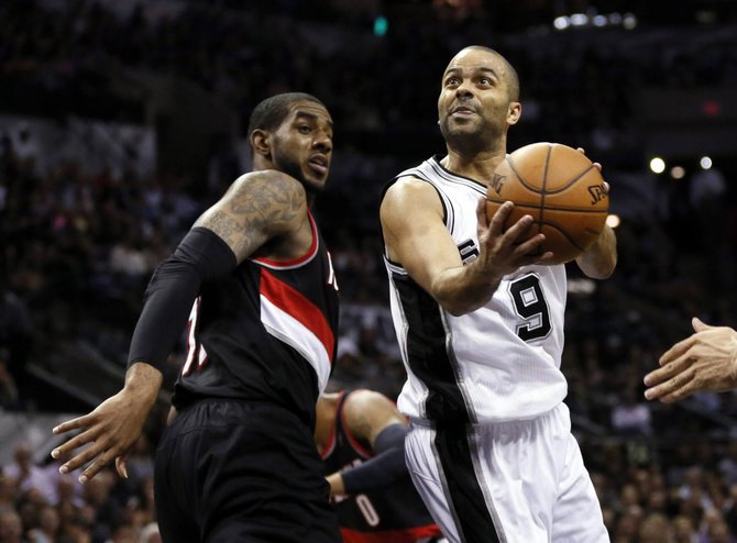 „Reuters“/„Scanpix“ nuotr./LaMarcusas Aldridge'as ir Tony Parkeris