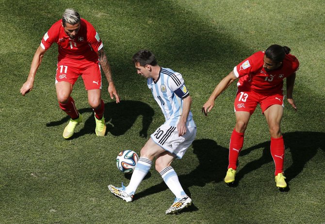 „Reuters“/„Scanpix“ nuotr./Lionelis Messi tarp varžovų