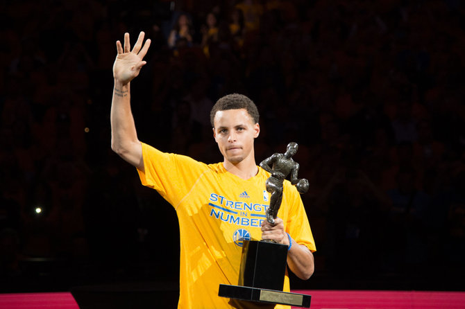 „Reuters“/„Scanpix“ nuotr./Stephenas Curry prieš mačą atsiėmė MVP prizą