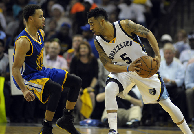 „Reuters“/„Scanpix“ nuotr./Stephenas Curry ir Courtney Lee