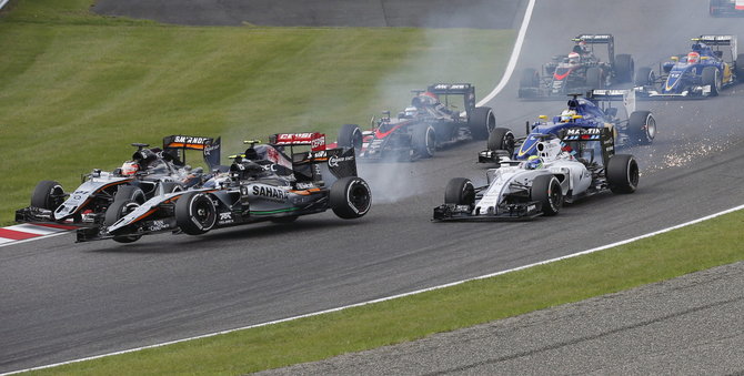 „Reuters“/„Scanpix“ nuotr./Felipe Massa ir Danielis Ricciardo starte patyrė avariją