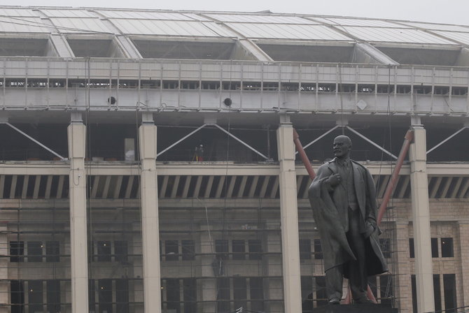 „Reuters“/„Scanpix“ nuotr./Padėtį Rusijos sporte puikiai iliustruoja Vladimiro Lenino statula prie nacionalinio Lužnikų stadiono Maskvoje