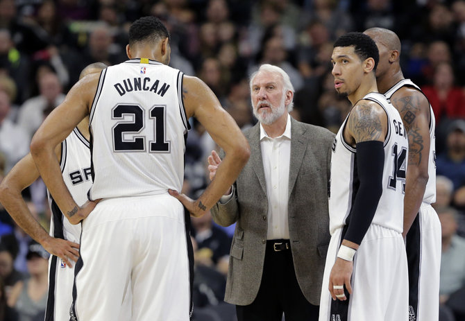 „Scanpix“/AP nuotr./„Spurs“ pasitarimas su treneriu Greggu Popovichiumi