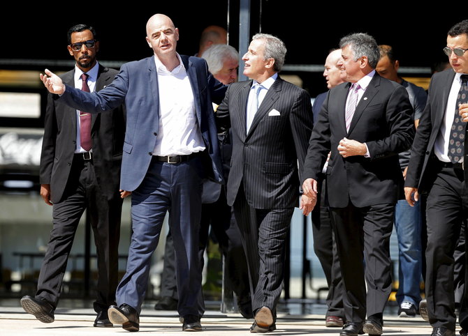 „Reuters“/„Scanpix“ nuotr./Juanas Pedro Damiani (viduryje) su FIFA prezidentu Gianni Infantino