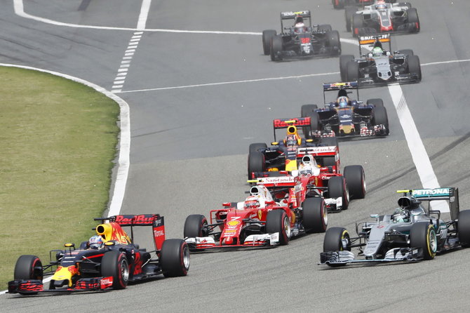 „Reuters“/„Scanpix“ nuotr./Po starto trumpai pirmavo Danielis Ricciardo