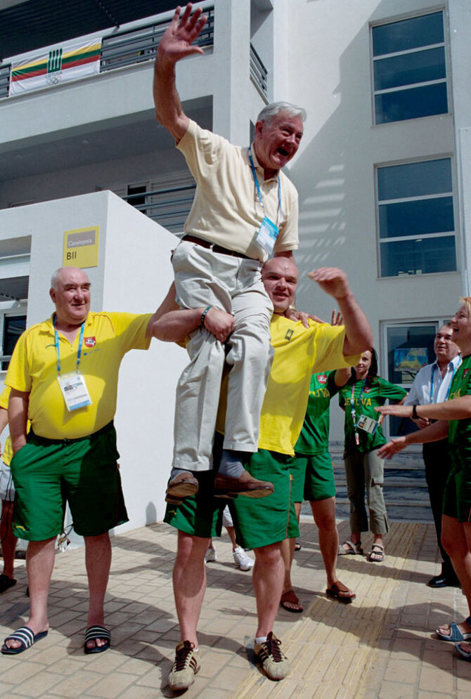 Alfredo Pliadžio nuotr./2004 m. žaidynės – Ramūnas Vyšniauskas iškėlė Valdą Adamkų