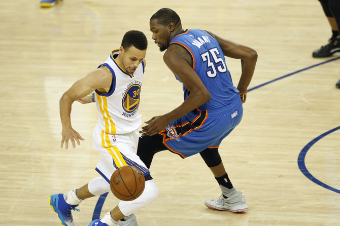 „Reuters“/„Scanpix“ nuotr./Stephenas Curry ir Kevinas Durantas